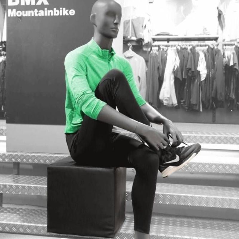 Image 2 : Mannequin de vitrine homme assis ...