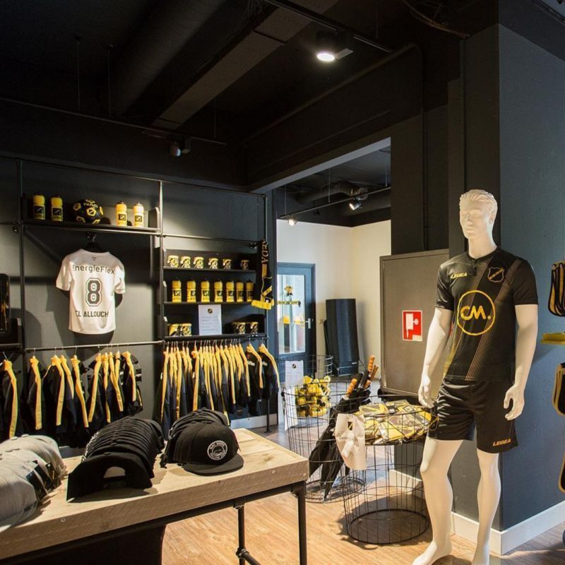 Image 5 : Mannequin de vitrine homme position ...