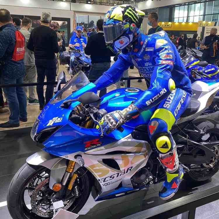 Image 7 : Mannequin flexible in motorcycle position ...