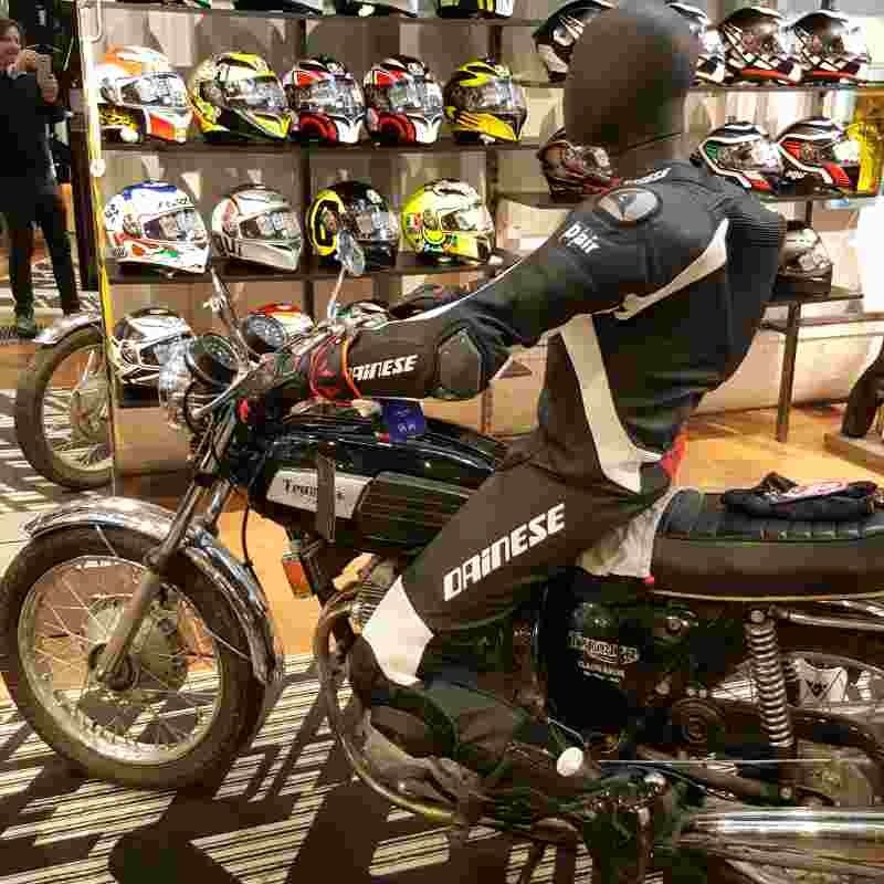 Image 4 : Mannequin flexible in motorcycle position ...