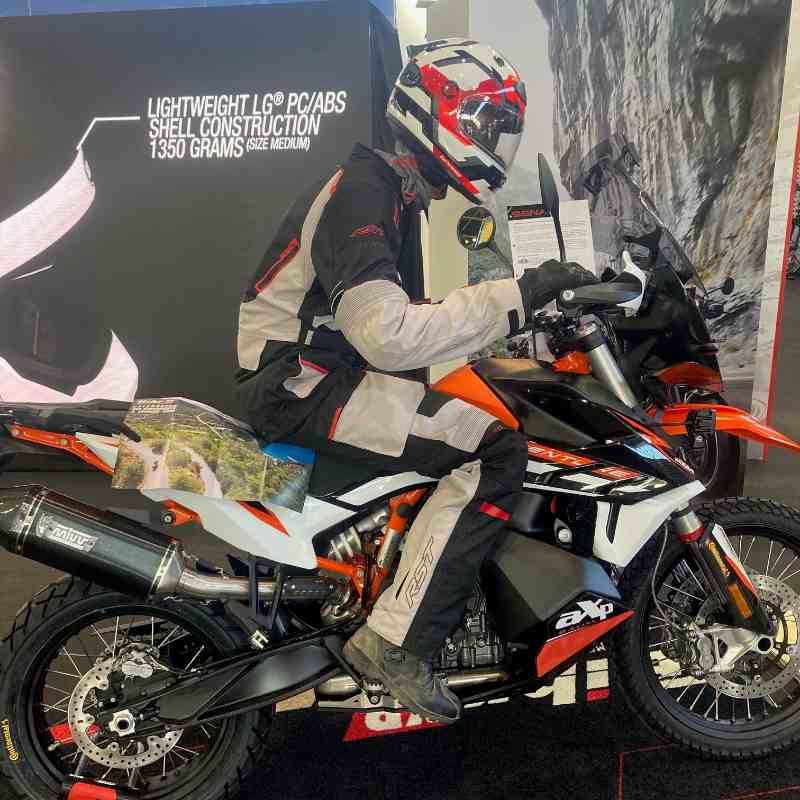 Image 5 : Mannequin flexible in motorcycle position ...