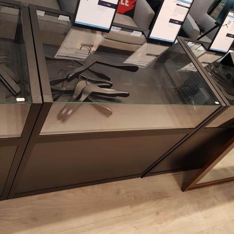 Image 3 : Phone shop counter with showcase ...
