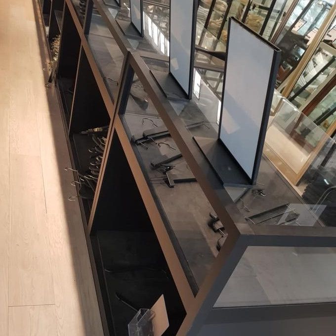 Image 4 : Phone shop counter with showcase ...