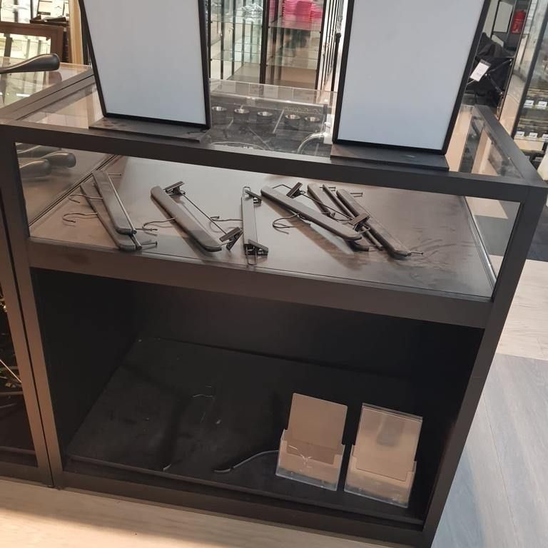 Image 5 : Phone shop counter with showcase ...