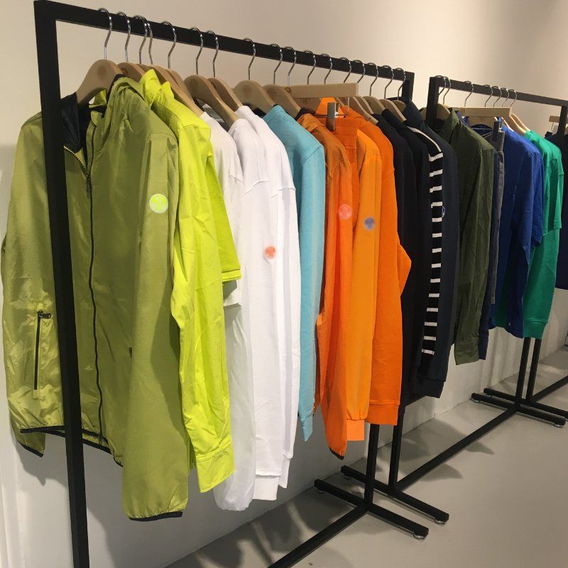Percheros para showroom outlet