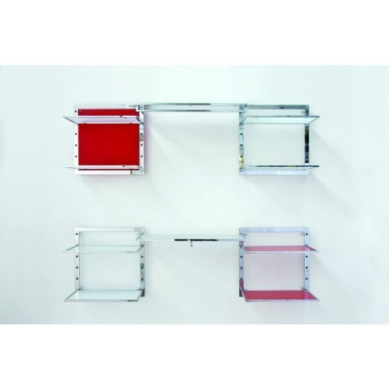 Red and chrome metallic wall shelves : Mannequins vitrine