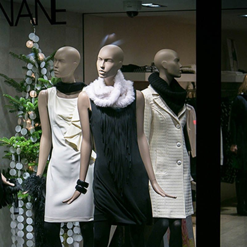 Image 3 : Women's artistic window mannequin ...