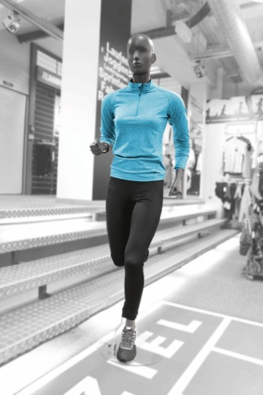 Image 4 : Running female mannequin with glass ...