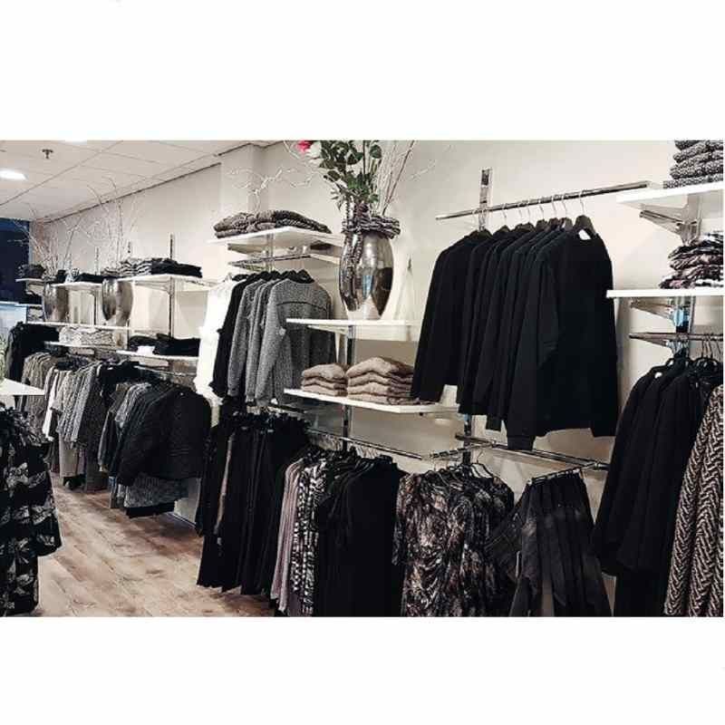 Image 2 : Wall-mounted garment gondolas, 3 ...