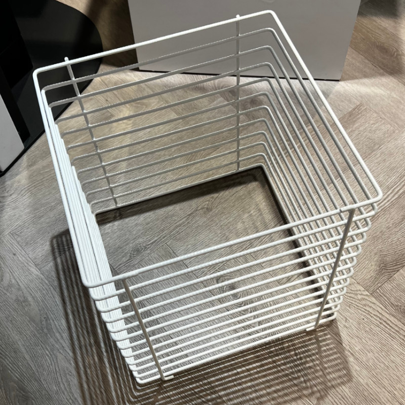 Image 1 : Wired white steel podium 40x40x40 ...