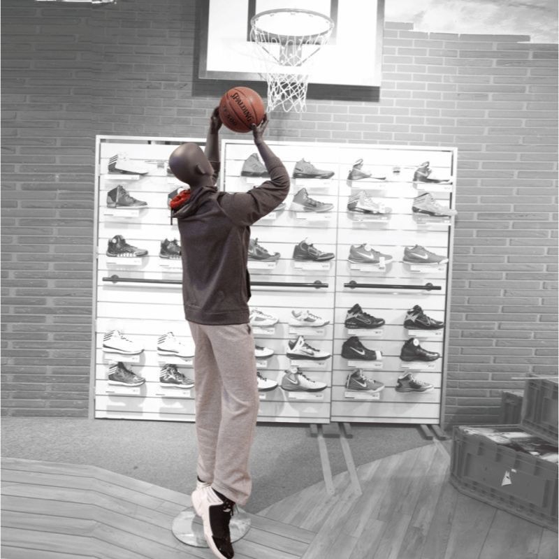 Image 1 : Male basketball player mannequin in ...