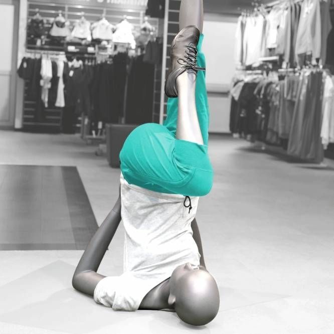 Image 4 : Female mannequin who's doing ...