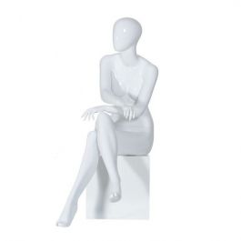 DAMEN SCHAUFENSTERFIGUREN - SCHAUFENSTERFIGUREN SITZEND : Damen fenster schaufensterpuppe sitzend abstrakt weiß