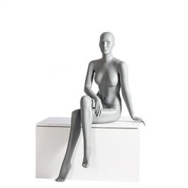 Schaufensterfiguren sitzend Graue abstrakte Frau Schaufensterpuppe Sitzposition Mannequins vitrine