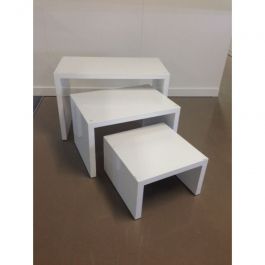 MATERIEL AGENCEMENT MAGASIN - TABLES : Lot de 3 petites tables en bois blanc brillant