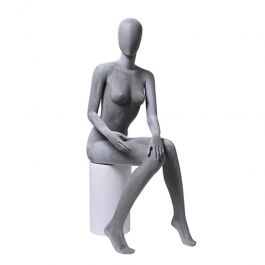 Manichini seduto Manichino donna seduto color grigio Mannequins vitrine