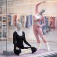 Image 3 : Mannequin femme sportive en position ...