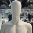 Image 5 : Mannequin vitrine homme abstrait pose ...