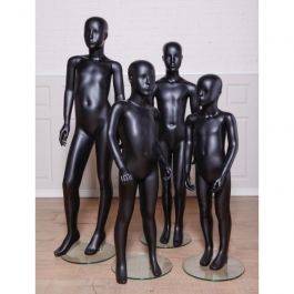 Pack de 4 maniquíes niños con cabeza color ... Maniquies sin rasgos Package 4 maniquies ninos color negro Mannequins vitrine