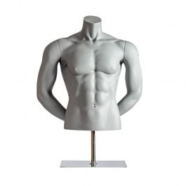 AGENCEMENT MAGASIN : Buste vitrine homme sport gris mains dans le dos