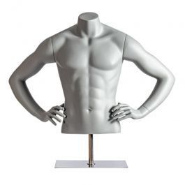 NOVIT&Agrave; : Busto di manichino sportivo grigio con mani sui fianchi