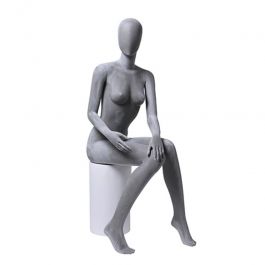NOVIT&Agrave; : Manichino donna seduto color grigio
