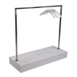AGENCEMENT MAGASIN : Portant droit avec podium blanc