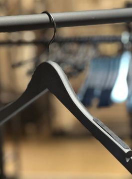 25 SCHWARTZ KLEIDERBÜGEL 44 CM