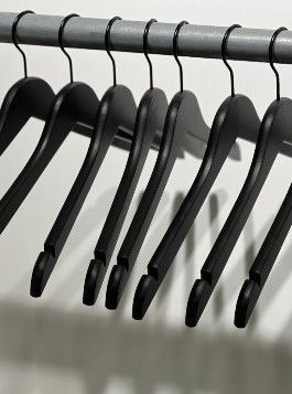 PACK DE 50 CINTRES NOIRS CHEMISES