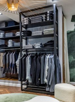 Wandmöbel mit Regalen und Garderobe